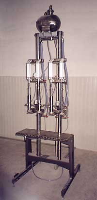 Установка полуавтоматические розлива в ПЭТ-бутылки газированных и негазированных напитков четырехголовочная типа УПАРБ. 